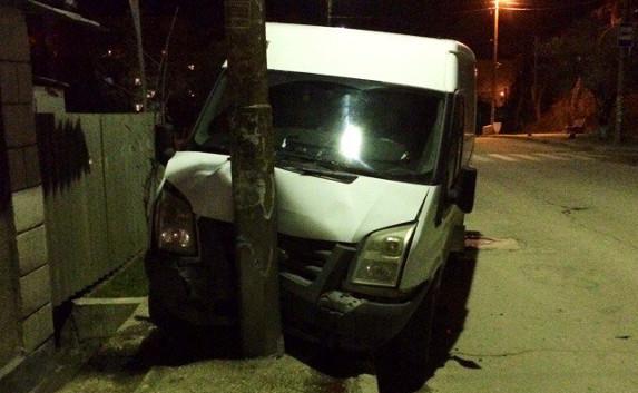В Севастополе авто «припарковали» в столб и устроили драку — фото